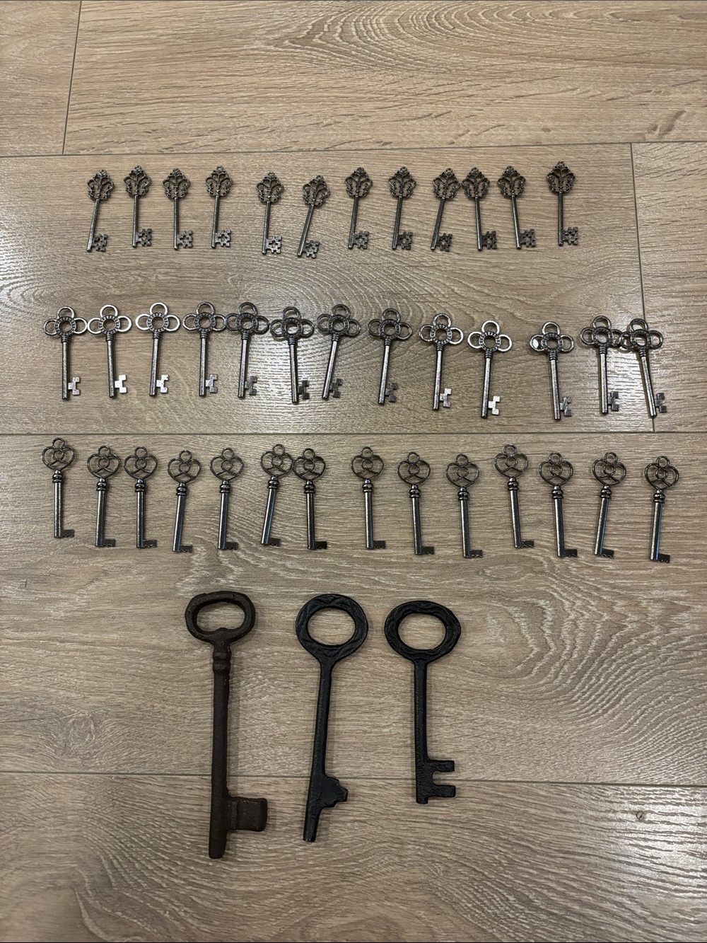Bundle of over 40 novelty keys $7 add on